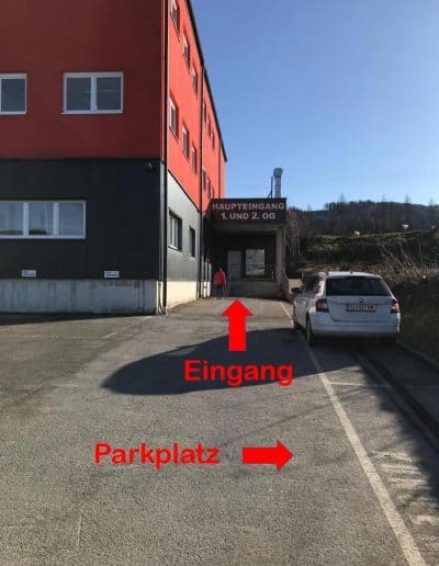 Praxis Eugendorf Eingang und Parkplatz