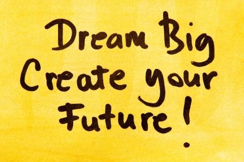Schrift: Träume groß und kreiere deine Zukunft!