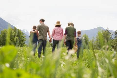 Abnehmen und Ostern Familienspaziergang