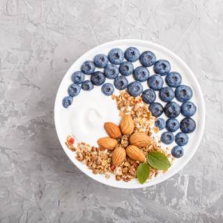 Joghurt mit Beeren und Nüssen