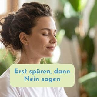 Frau mit geschlossenen Augen beim Spüren ihrer Grenzen