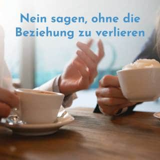 Gespräch zwischen Mutter und Tochter, Hände mit Tasse Kaffee