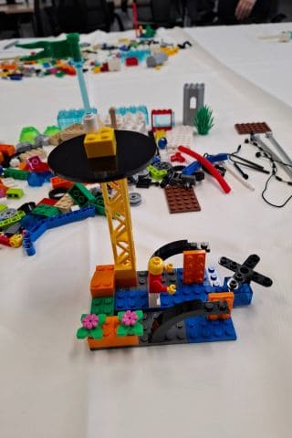 LEGO Serious Play Methode in der psychosozialen Beratung - Klientin baut Modell